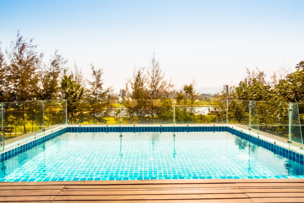 pool im sommer mit garten